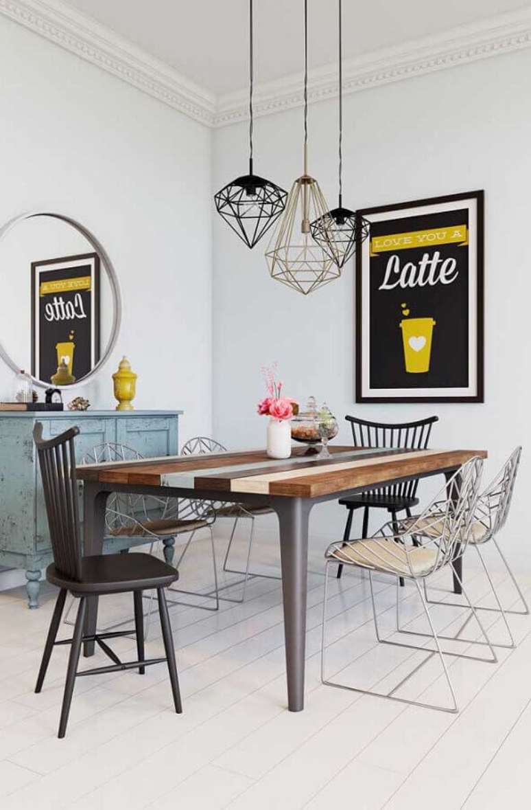 61. Quadros para decora&ccedil;&atilde;o de sala de jantar com cadeiras diferentes e pendentes aramados &ndash; Foto: Pinterest