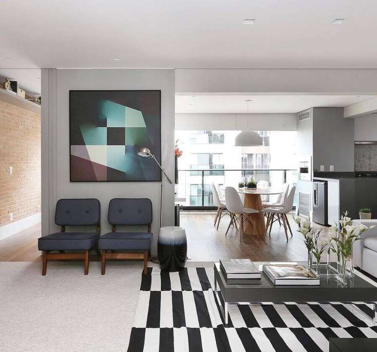 64. Quadros para decoração de sala ampla e moderna com tapete listrado preto e branco – Foto: Ideias Decor