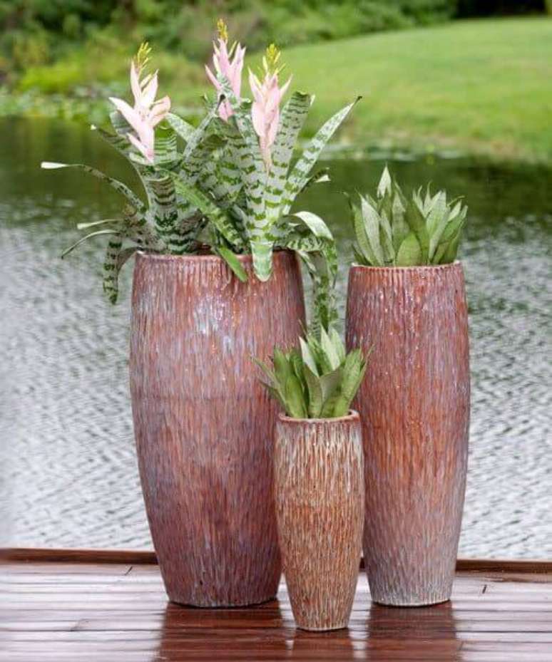 33. Misture os tamanhos de vaso vietnamita para ter uma decoração linda – Por: Por Potery