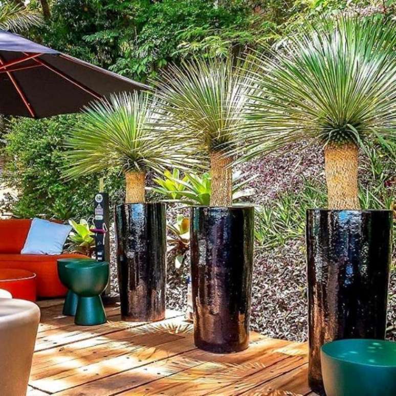 21. Os vasos vietnamitas grandes são maravilhosos para decorar a piscina da sua casa – Por: Instagiz
