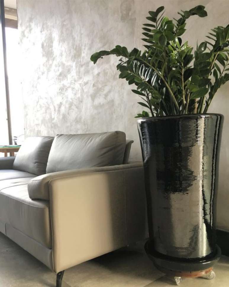 68. O vaso vietnamita preto pode ser moderno e lindo &ndash; Por: Formatto Paisagismo