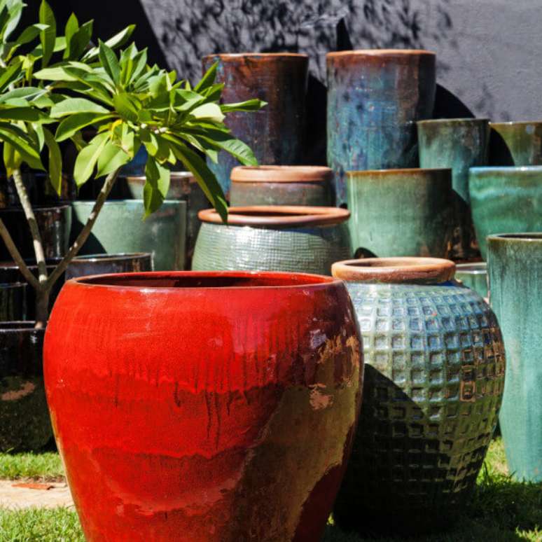 30. As diferentes cores de vaso vietnamita são lindas para usar na decoração de casa e na área externa de casa – Por: Pinterest