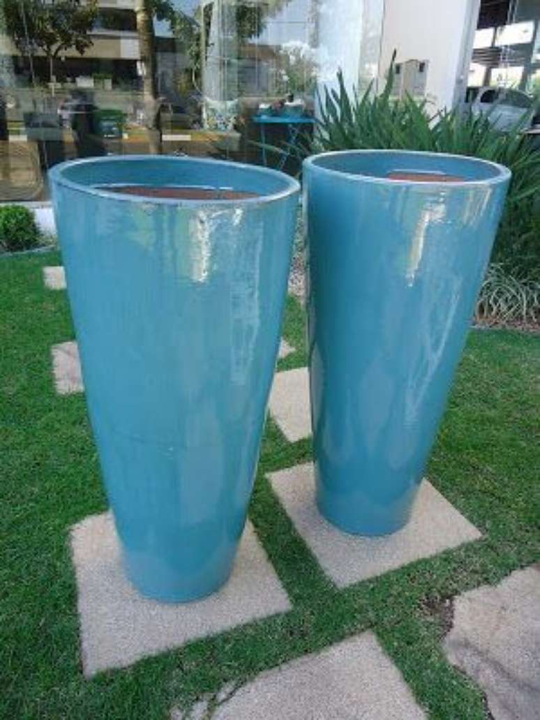 43. Os vasos vietnamitas grandes s&atilde;o lindos e destacam a sua decora&ccedil;&atilde;o &ndash; Por: Pinterest