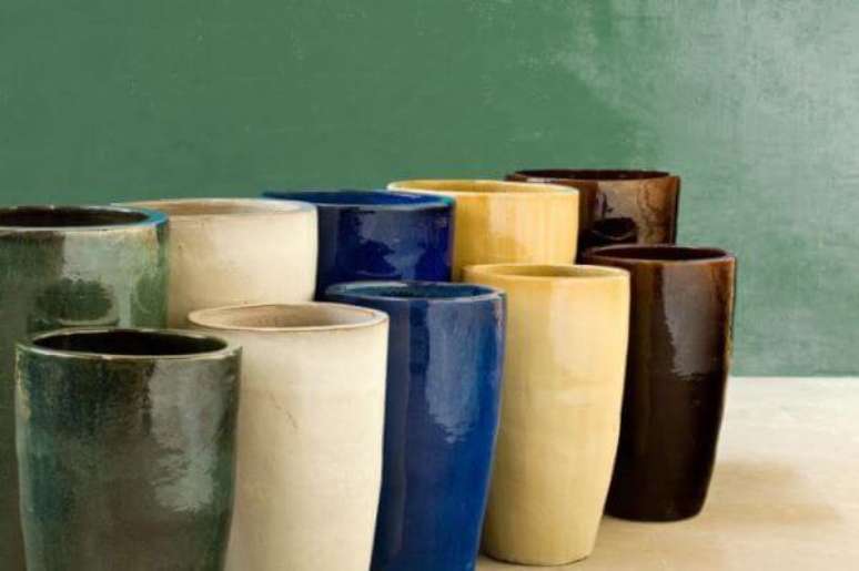 44. Confira as diferentes cores de vasos vietnamitas para sua decoração – Por: Estação Garden