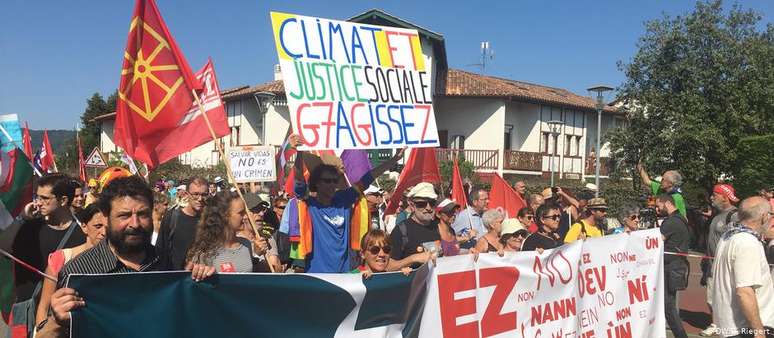 Ato na fronteira entre França e Espanha reuniu ativistas ambientais, separatistas bascos e "coletes amarelos"
