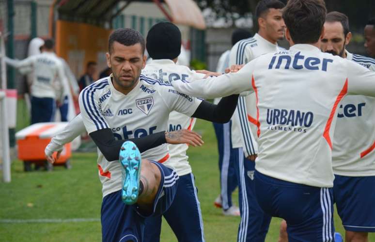 Daniel Alves durante o aquecimento deste sábado - FOTO: Rubens Chiri/saopaulofc.net