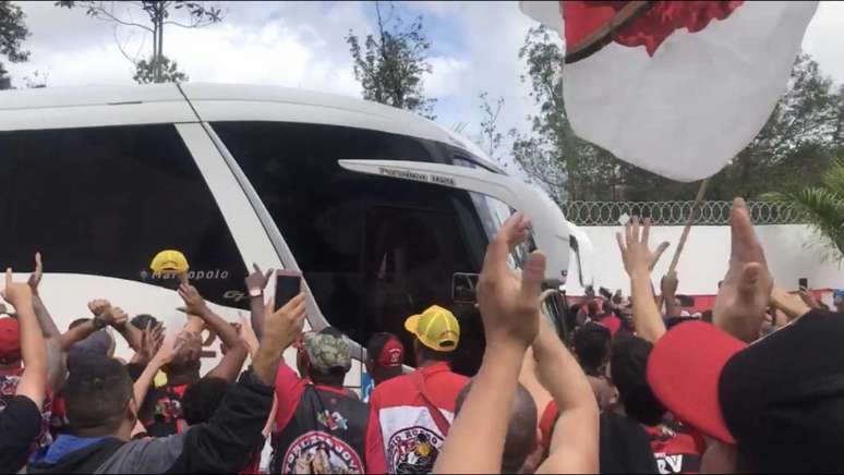 Torcida do Flamengo foi ao Ninho na manhã deste sábado e apoiou o elenco (Foto: Matheus Dantas/Lancepress!)