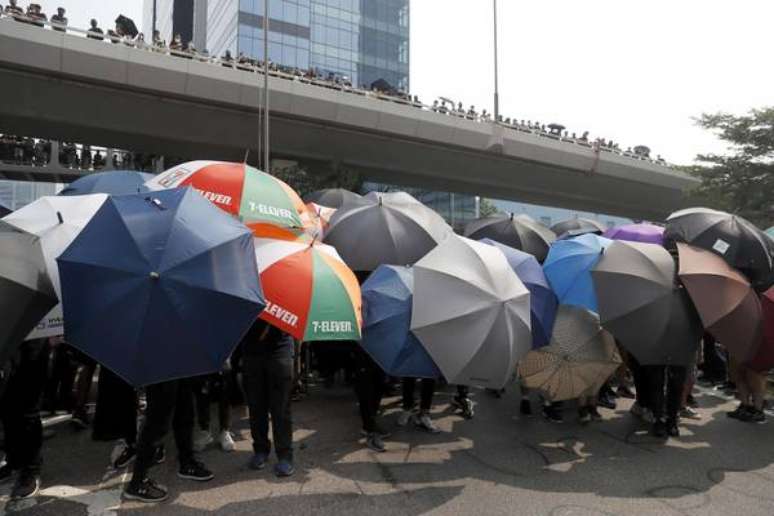 Hong Kong tem novo protesto que termina em confronto