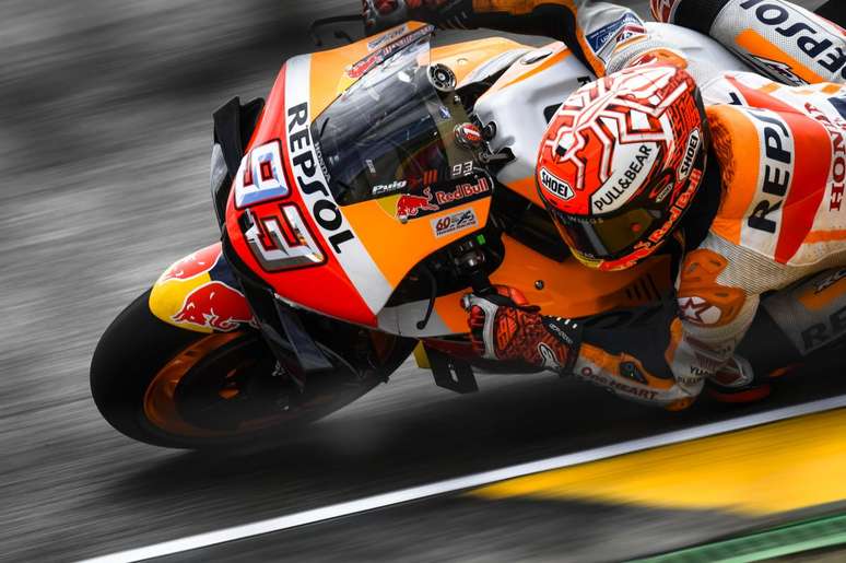 Marc Marquez quebra o recorde e garante a pole em Silverstone; Valentino Rossi larga em segundo