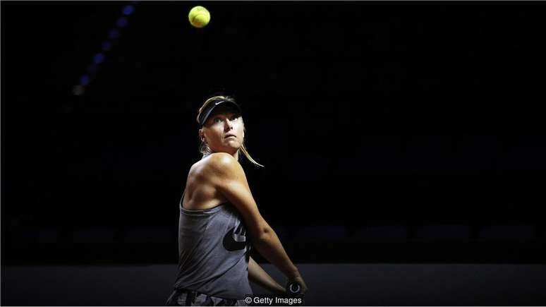 Um dos primeiros artigos de Ericsson sobre pr&aacute;ticas deliberadas sugeriu que os artistas de elite gastam 10 mil horas, ou aproximadamente 10 anos, treinando de maneira focada antes de chegar ao topo de sua &aacute;rea