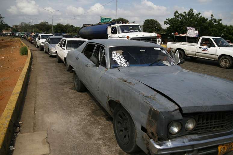 Há filas longas para compra de gasolina