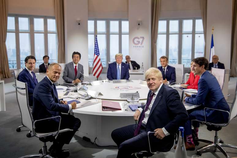 Giuseppe Conte, premiê da Itália; Donald Tusk, presidente do Conselho Europeu; Shinzo Abe, premiê do Japão; Donald Trump, presidente dos EUA; Boris Johnson, premiê do Reino Unido; Emmanuel Macron, presidente da França; Angela Merkel, chancelere da Alemanha; e Justin Trudeau, premiê do Canadá, participam de cúpula do G7 em Biarritz, França 25/08/2019. Andrew Harnik/Pool via REUTERS