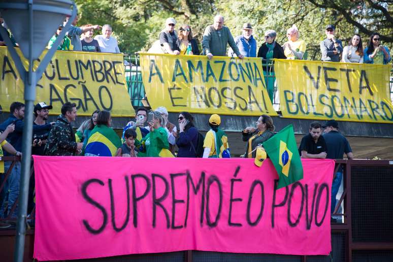 Manifestantes fazem ato em Porto Alegre