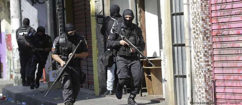 Cenário de guerra: ação policial na favela Vila Cruzeiro, RJ, em agosto de 2018