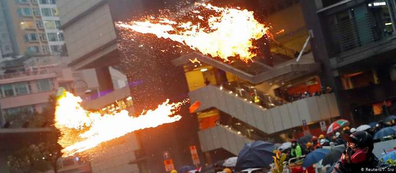 Ativistas violentos lançaram coquetéis molotov contra policiais