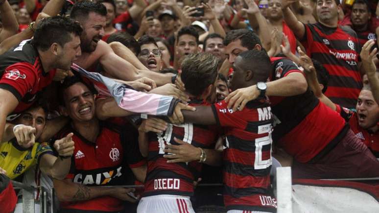 Comemoração de Diego, camisa 10, com a torcida marcou a vitória do Fla em 2018 sobre o Ceará (Foto: LC Moreira)