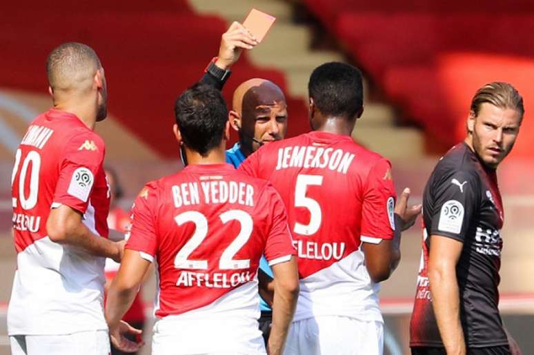 Brasileiro foi para o chuveiro mais cedo e complicou o Monaco (Foto: AFP)