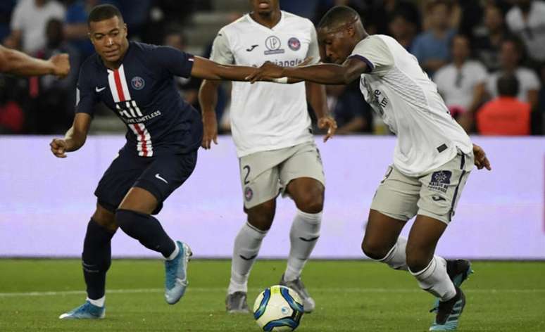 Mbappé fez boa partida, mas saiu lesionado e preocupa o PSG (AFP)