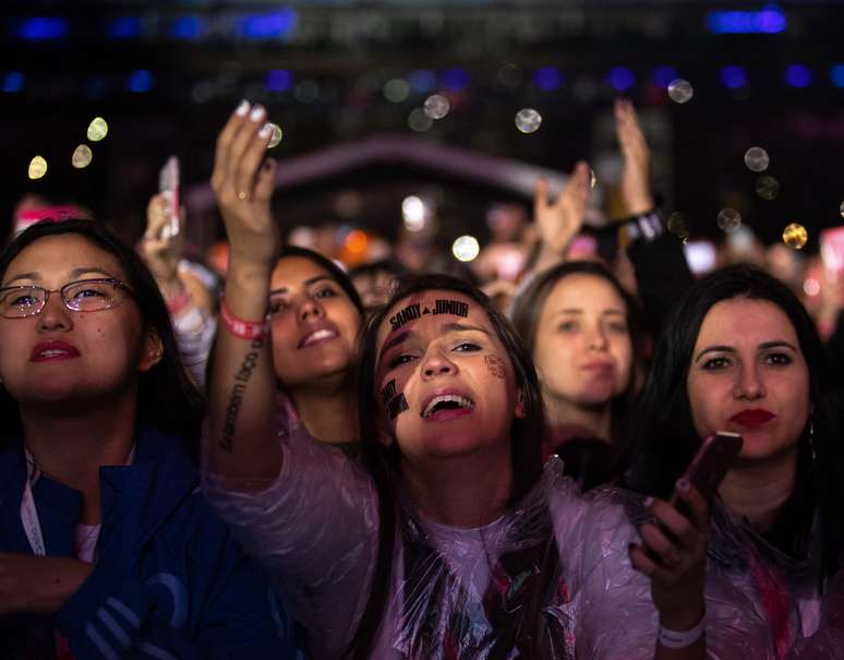 Fãs assistem ao show da turnê Nossa História, da dupla Sandy e Junior, no Allianz Parque