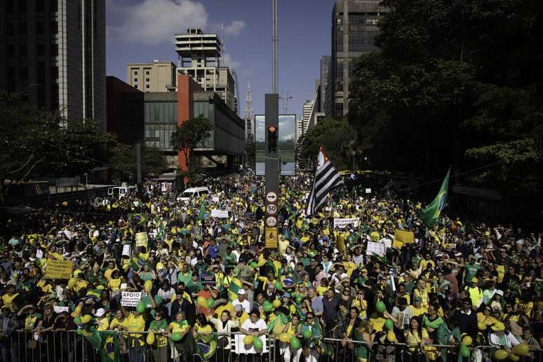 Manifestantes se reúnem na Avenida Paulista