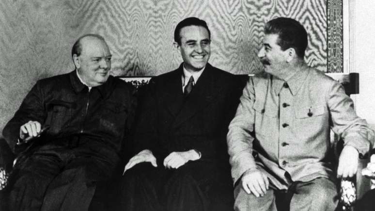 O embaixador americano Averell Harriman, entre Winston Churchill e Joseph Stalin, no Kremlin