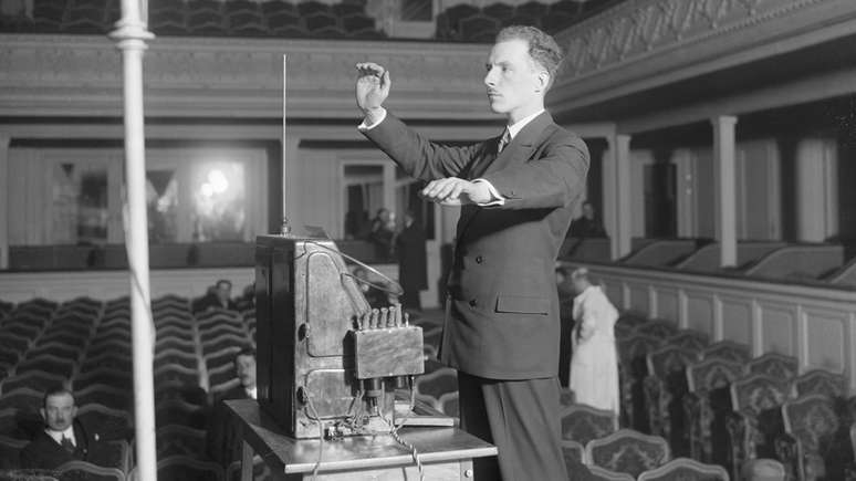 Leon Theremin apresenta seu instrumento musical homônimo em Paris, em 1927