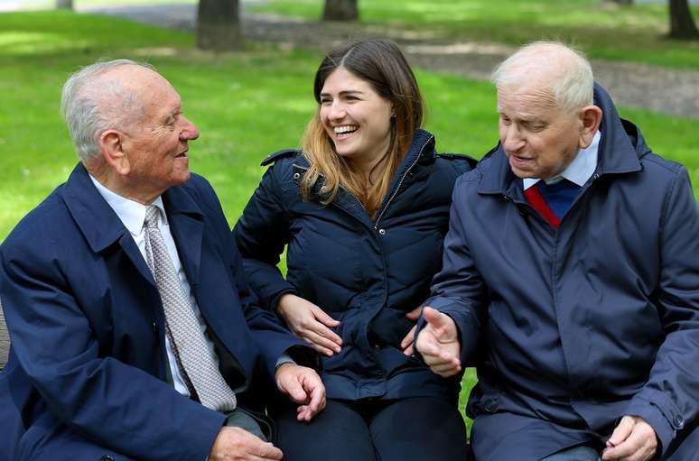 A rep&oacute;rter da BBC News Hannah Gelbart com Arek (esquerda) e Sam (direita)