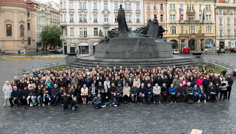 Sobreviventes e suas famílias recriam a foto de 1945