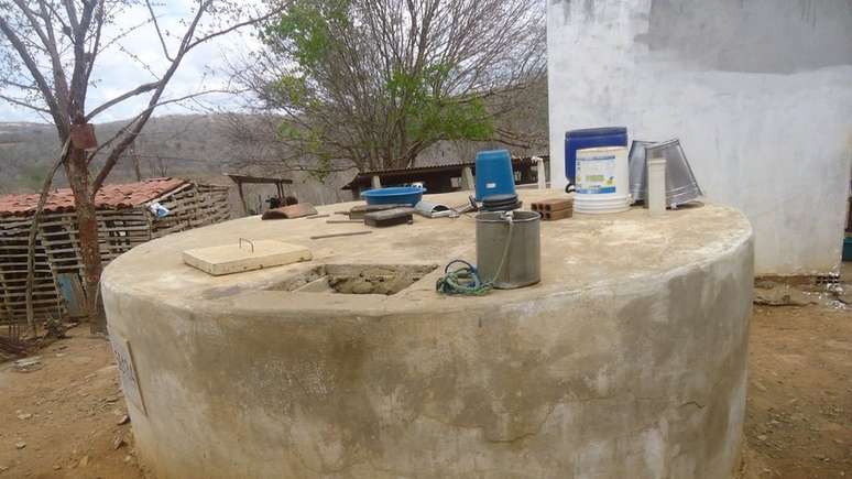 Cisterna comunitária em Alcantil (PB); plano para levar água encanada à cidade está no papel há 15 anos