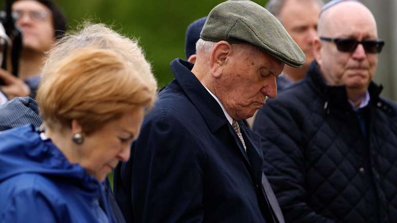 Arek abaixa a cabe&ccedil;a durante o minuto de sil&ecirc;ncio na cerim&ocirc;nia em homenagem aos mortos durane o Holocausto