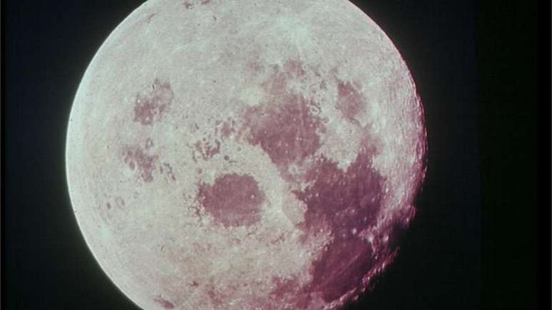 Em 17 missões, foram trazidas para a Terra 2.200 pedras lunares, pesando no total cerca de 400 kg