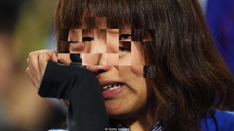 Mulher asi&aacute;tica chorando