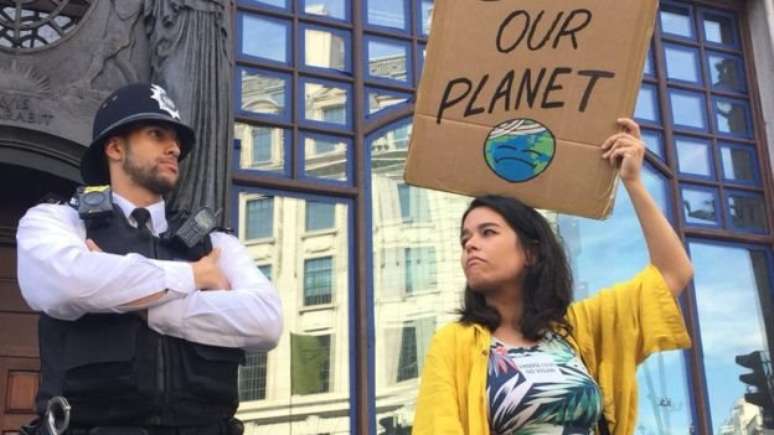 Manifestantes se reuniram em frente à embaixada brasileira em Londres