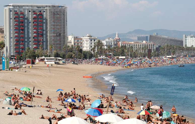 Vista de área restrita da praia de San Sebastia depois de polícia encontrar artefato explosivo possivelmente da época da Guerra Civil Espanhola
25/08/2019
REUTERS/Albert Gea