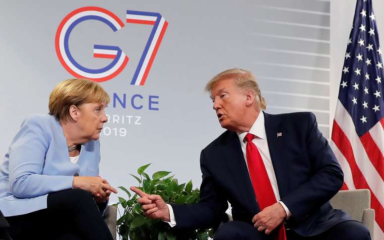 O presidente dos EUA, Donald Trump, e a chanceler alemã, Angela Merkel, durante encontro bilateral na cúpula do G7, em Biarritz, França. 26/08/2019. REUTERS/Carlos Barria