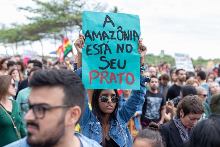 Após as recentes queimadas, manifestantes protestam em defesa da Amazônia durante a tarde deste domingo (25/08), na Zona Sul do Rio de Janeiro
