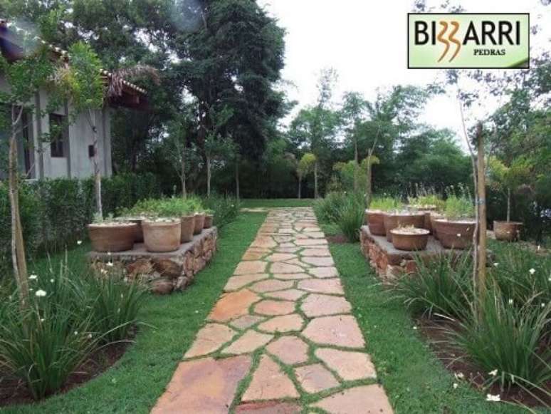 18. Se voc&ecirc; tiver um jardim, pode fazer tamb&eacute;m sua horta caseira por l&aacute;, aproveitando todo seu espa&ccedil;o. Projeto de Pedras Bizzarri