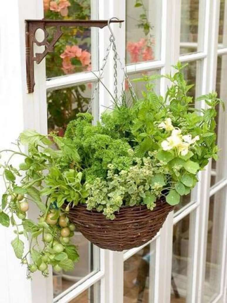 25. Horta em casa suspensa em mão francesa. Foto de Pinterest