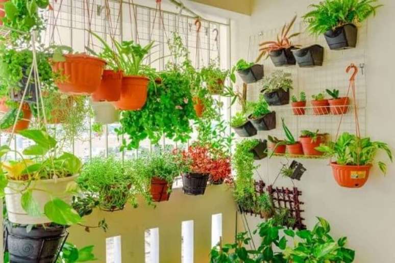 41. Horta em casa suspensa na sacada. Foto de Pinterest