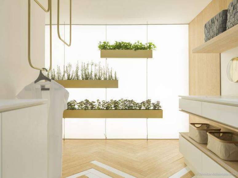 32. Horta suspensa em casa moderna. Projeto de Mar&iacute;lia Pellegrini