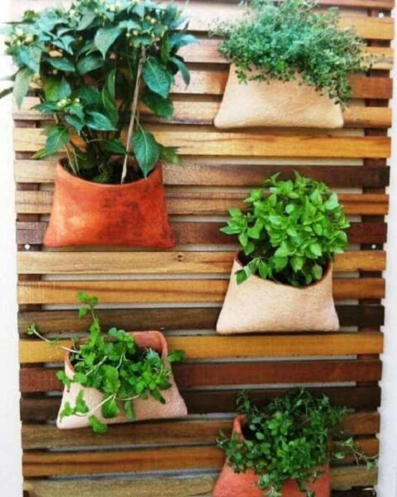 56. Modelo r&uacute;stico de horta em casa. Foto de Roofing Brookly