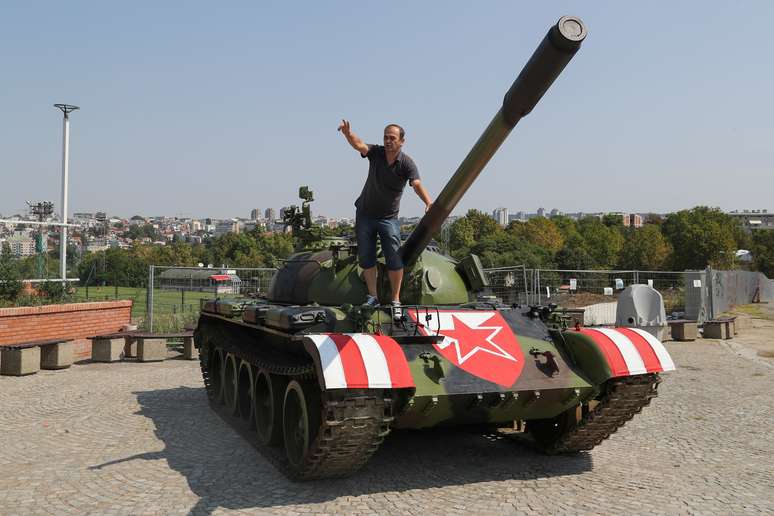 Torcedor do Estrela Vermelha posa para fotos em tanque com o escudo do clube em frente a estádio
27/08/2019
REUTERS/Marko Djurica