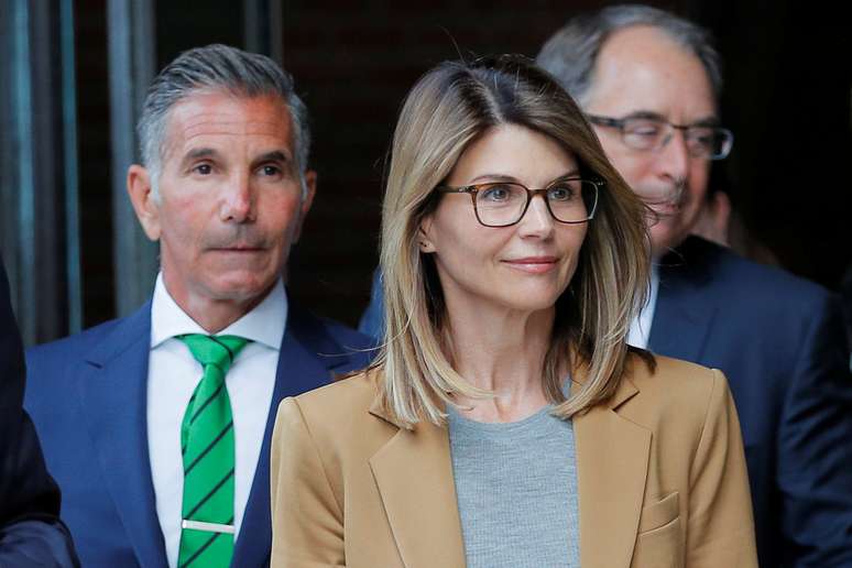  Lori Loughlin e marido, Mossimo Giannulli, deixa tribunal em Boston 3/4/2019 REUTERS/Brian Snyder