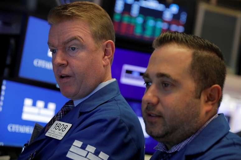 Operadores trabalham durante sessão da Bolsa de Valores de Nova York. 26/8/2019. REUTERS/Andrew Kelly
