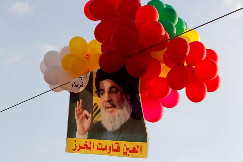 Balões com uma foto do líder do Hezbollah no Líbano, Sayyed Hassan Nasrallah. 25/8/2019. REUTERS/Aziz Taher 