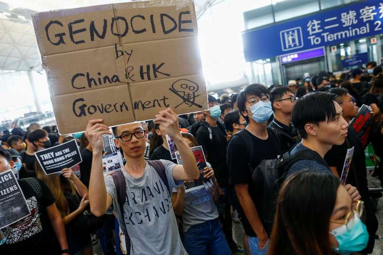 Ativista em Hong Kong mostrao cartaz durante protesto. 12/8/2019.  REUTERS/Thomas Peter