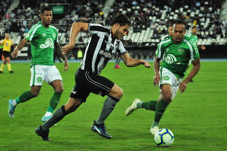 Marcinho do Botafogo e Bruno Pacheco da Chapecoense durante a partida entre Botafogo e Chapecoense, válida pelo Campeonato Brasileiro 2019 no Estádio Nilton Santos no Rio de Janeiro (RJ), nesta segunda-feira (26)