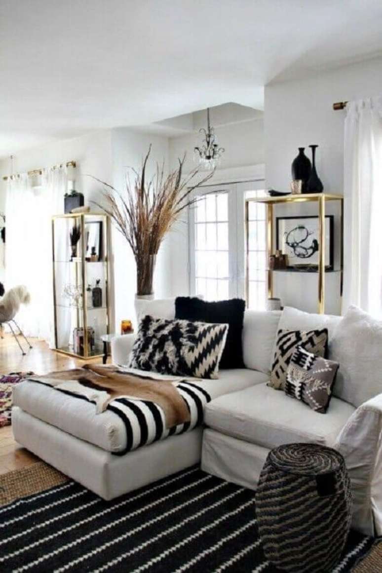 11. As almofadas estampadas são ótimas opções para decorar o sofá branco – Foto: Original Home