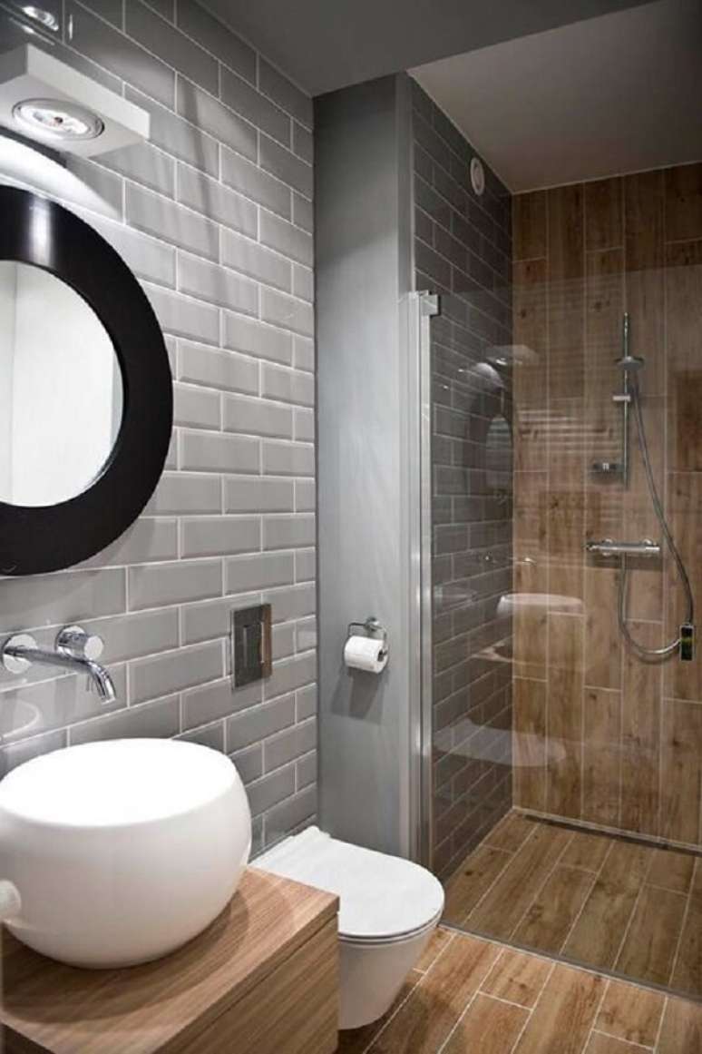 65. Azulejo para banheiro cinza se contrasta com a madeira. Fonte: Pinterest