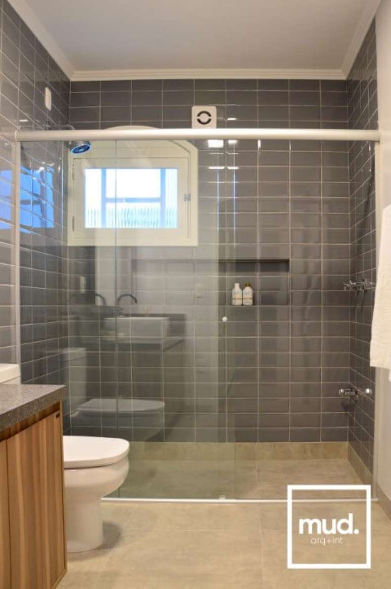 12. Os azulejos para banheiro cinza podem ficar muito bonitos, como neste projeto de Larissa Neitzel